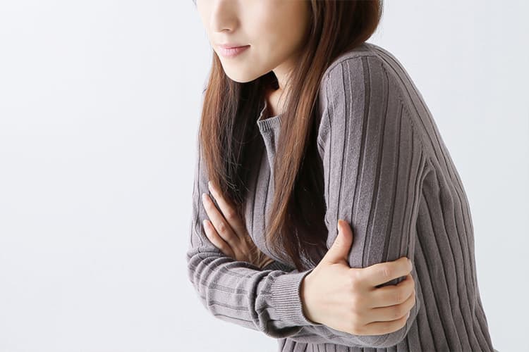 足の冷えに悩む女性のイメージ